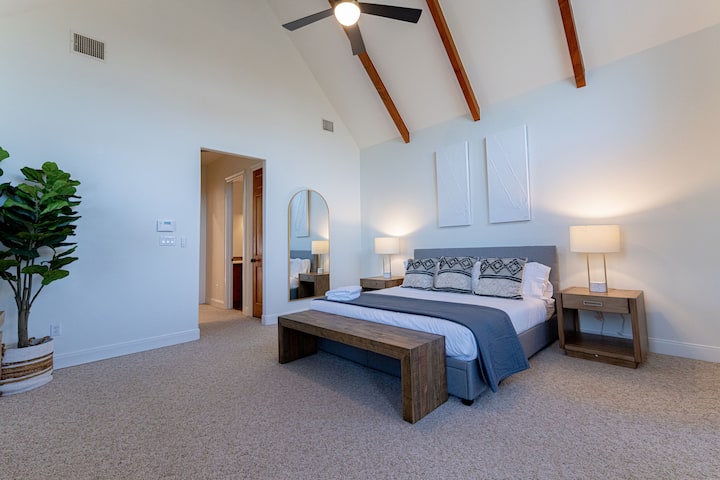 Spavaća soba 2, primarna, opremljena je bračnim krevetom i pripadajućom kupaonicom. 3, Primary, opremljena je bračnim krevetom i pripadajućom kupaonicom.