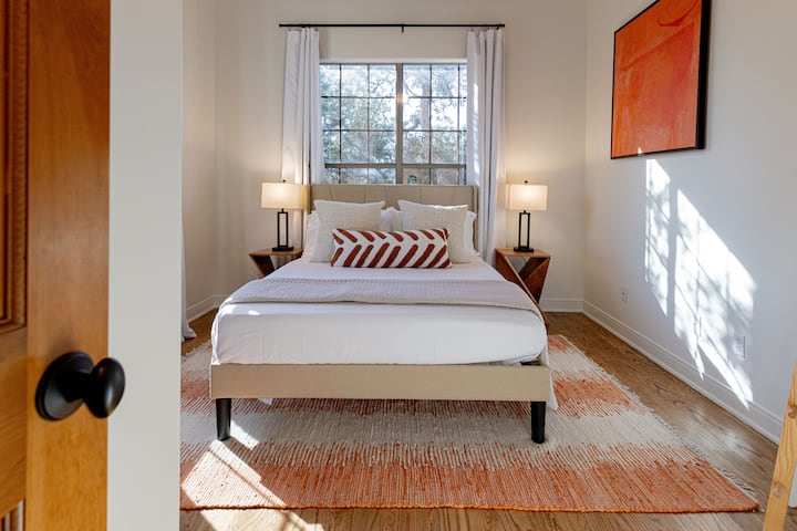 Spavaća soba 1, u prizemlju, opremljena je bračnim krevetom (160x200). 