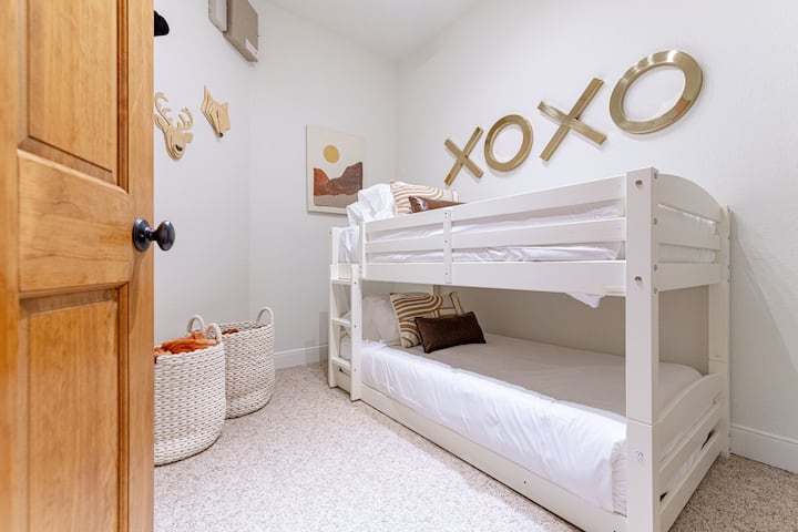 Spavaća soba 3, soba na kat, opremljena je s bračnim krevetom na kat (preuređeni ormar)