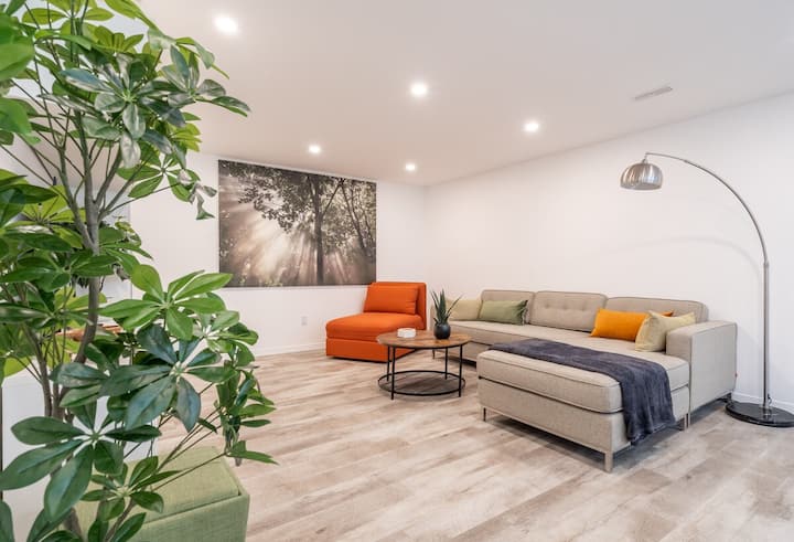 A+ Remote Work Friendly W/ King Bed, Monthly Stays - Brantford