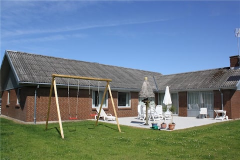 Well-kept holiday home on a natural plot near.