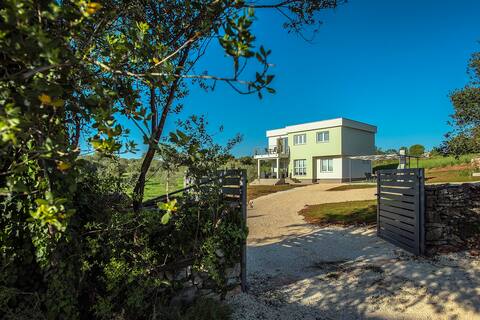 Sunny cottage with not far from the beaches and to