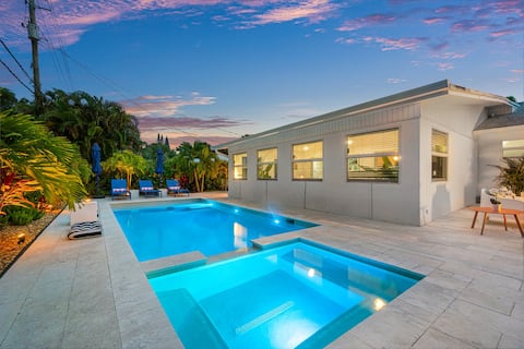 Private Heated Pool & Spa |Designer |By the Beach