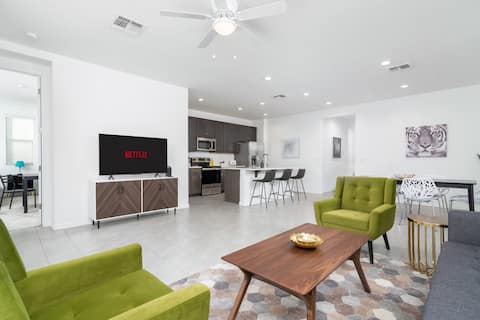 Stylish & Bright*TV's in each room*Backyard*Garage