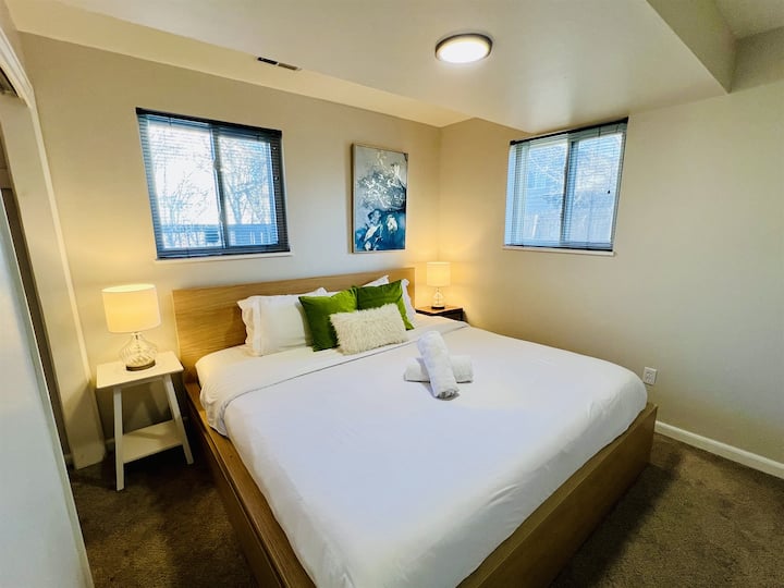 Chambre avec lit King Size et grand placard