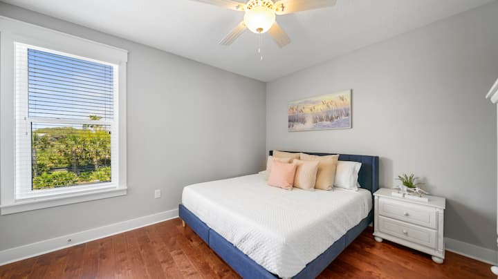 غرفة ضيوف تضم سرير كينج