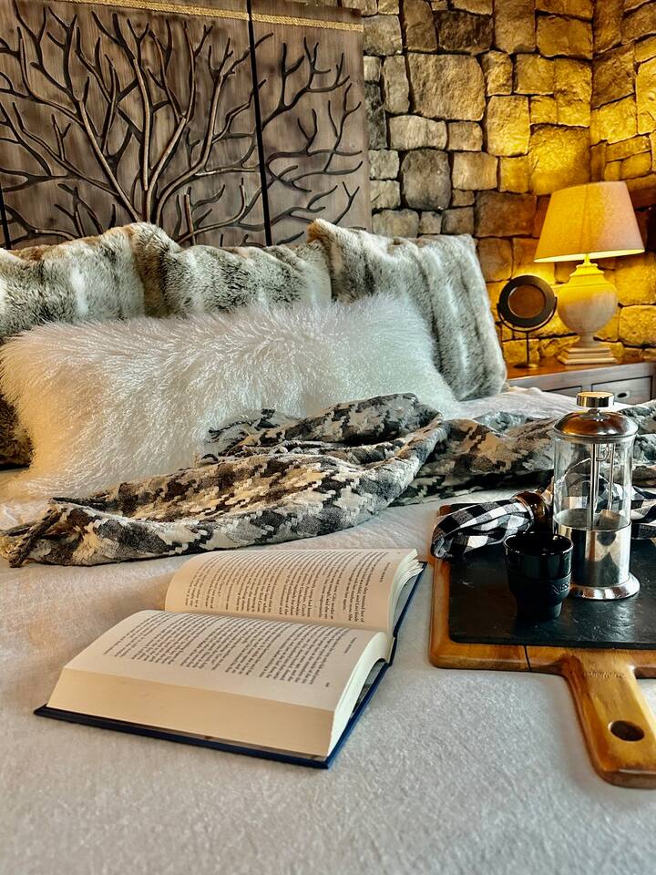 Dhomë gjumi King Grand Master në kabinën # 2, koncept i hapur me pamje nga prona dhe lumi nga ballkoni.