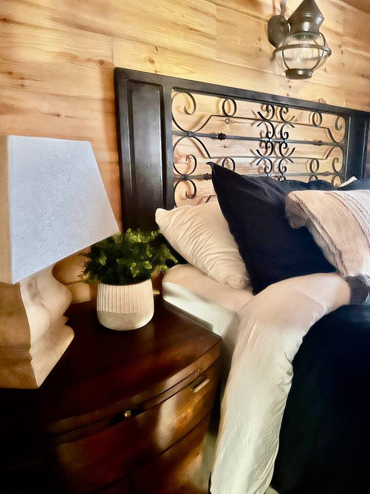 Krevat dopio në kabinën kryesore (3)