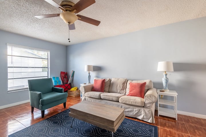 Charming Beachside Escape Patio Parking - Melbourne, FL