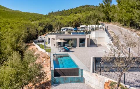 Nice home in Labin with WiFi
