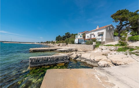 Top Airbnb: Stunning apartment in Kosljun with WiFi in Košljun