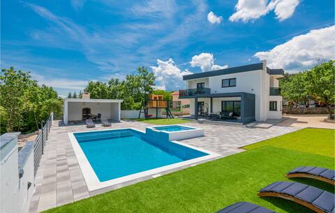 Nice home in Grubine with outdoor swimming pool
