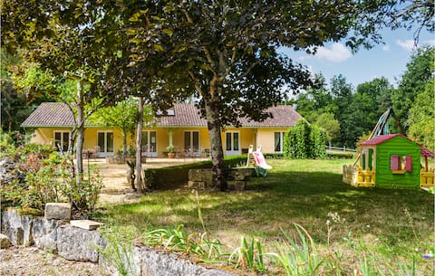 Stunning home in La Douze with kitchen