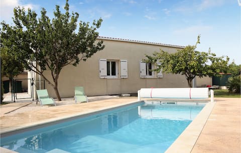 Awesome home in Pierrelatte with WiFi