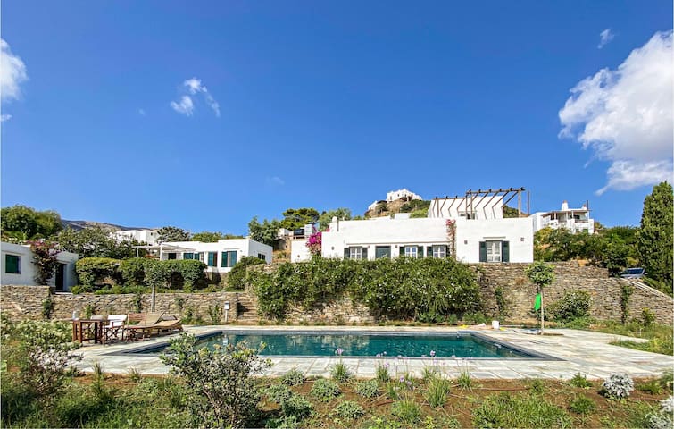 Lovely home in Sifnos with WiFi