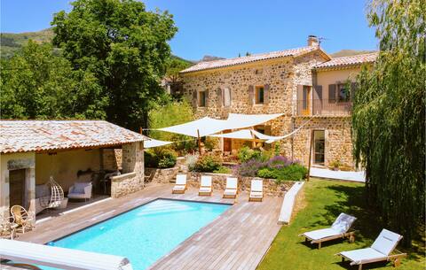 Lovely home in St-Etienne de Boulogne with WiFi