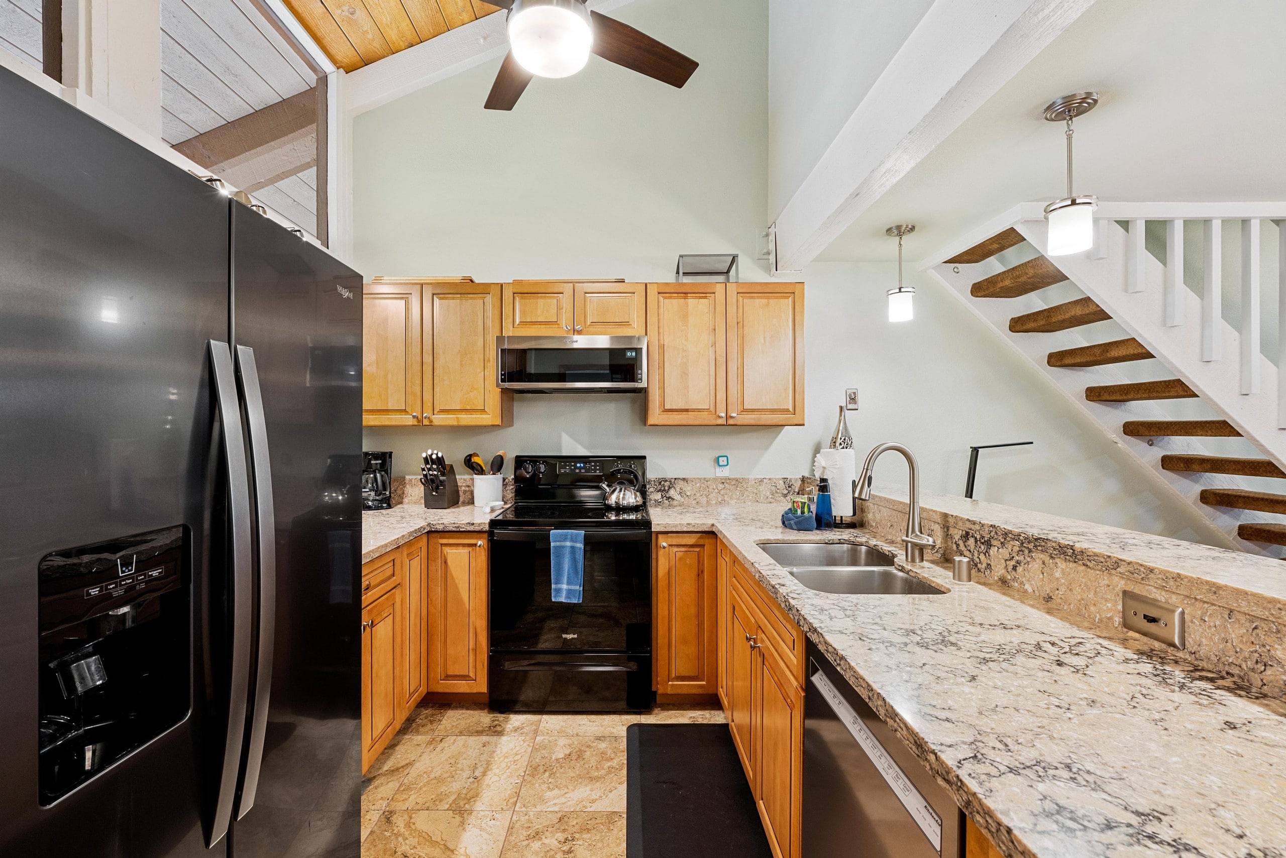 3BR villa w/ pool and golf course views - Photo 8