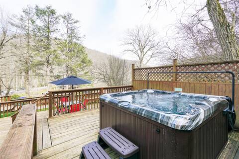 Beautiful 3bdrm Cabin°Hot Tub°Balcony°Parking°