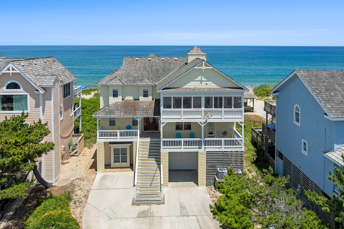 Castle in the Sand: Oceanfront, Pool, Hot Tub