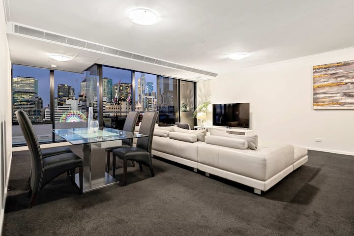 Stylish/Views – Apt. with Balcony by Casino & MCEC gallery image 2