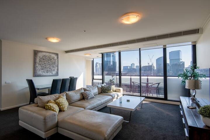 Stylish/Views – Apt. with Balcony by Casino & MCEC gallery image 5