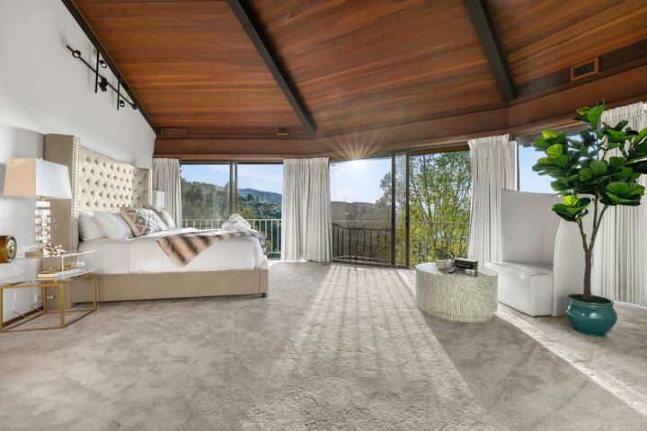 Unique Lewis-Loughrey Masterpiece w/ Surreal Views gallery image 4