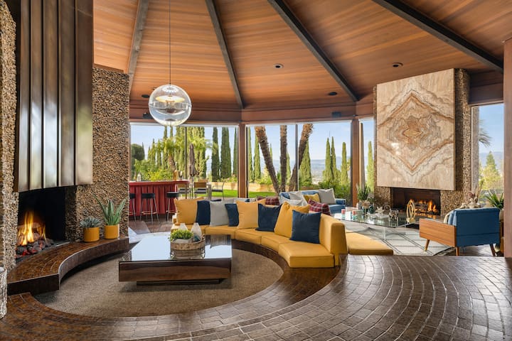 Unique Lewis-Loughrey Masterpiece w/ Surreal Views gallery image 5