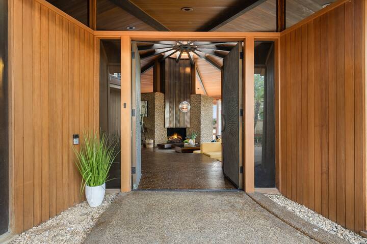 Unique Lewis-Loughrey Masterpiece w/ Surreal Views gallery image 2