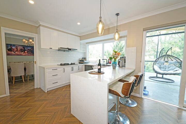 Luxury Retreat in Mullum Mullum Precinct Big group gallery image 4