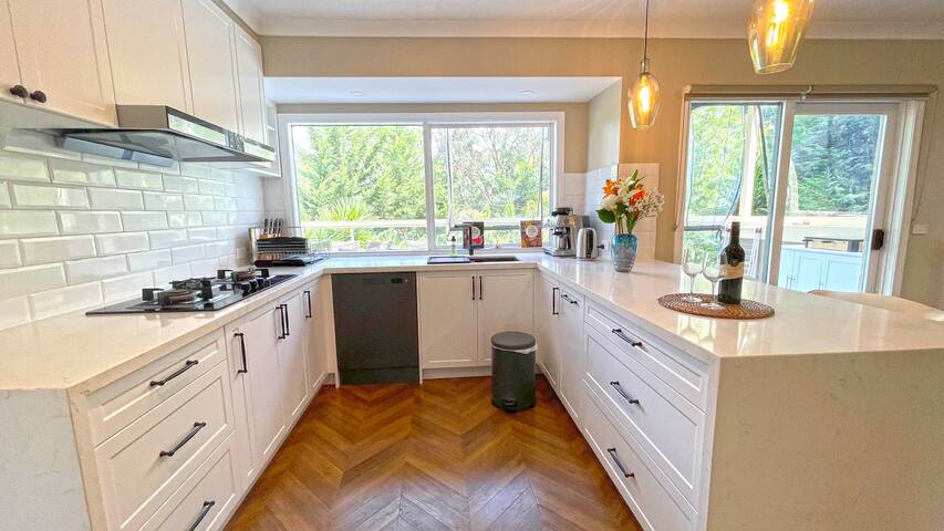 Luxury Retreat in Mullum Mullum Precinct Big group gallery image 3