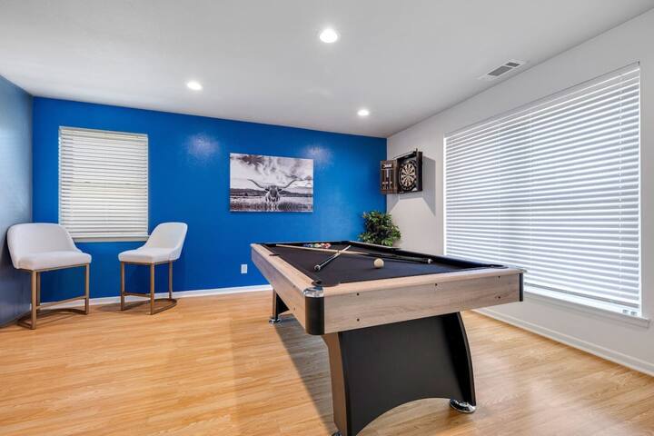 Luxe 5BR Retreat Pool, Golf, Games near State Fair gallery image 3