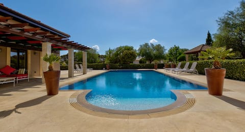 Wonderful Large Villa, Aphrodite Hills Resort