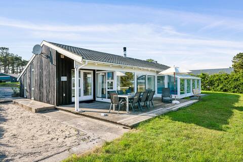 Beautiful pool house close to the beach