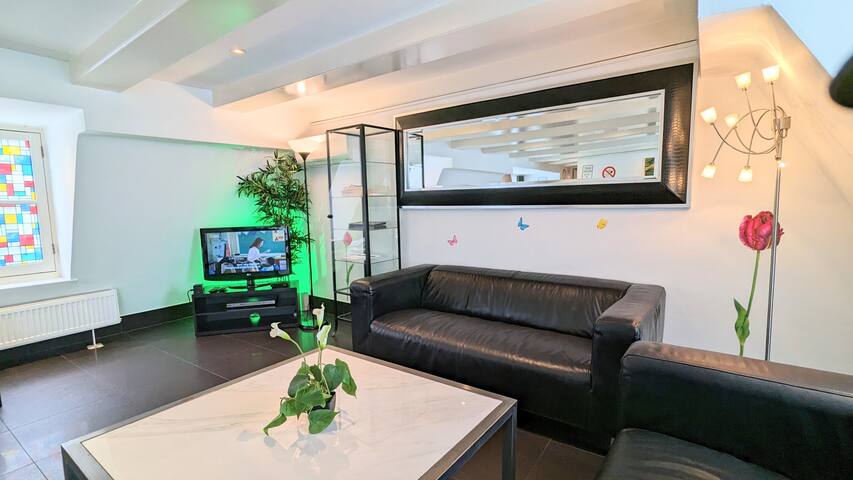 AmsterdamFriends with balcony gallery image 3