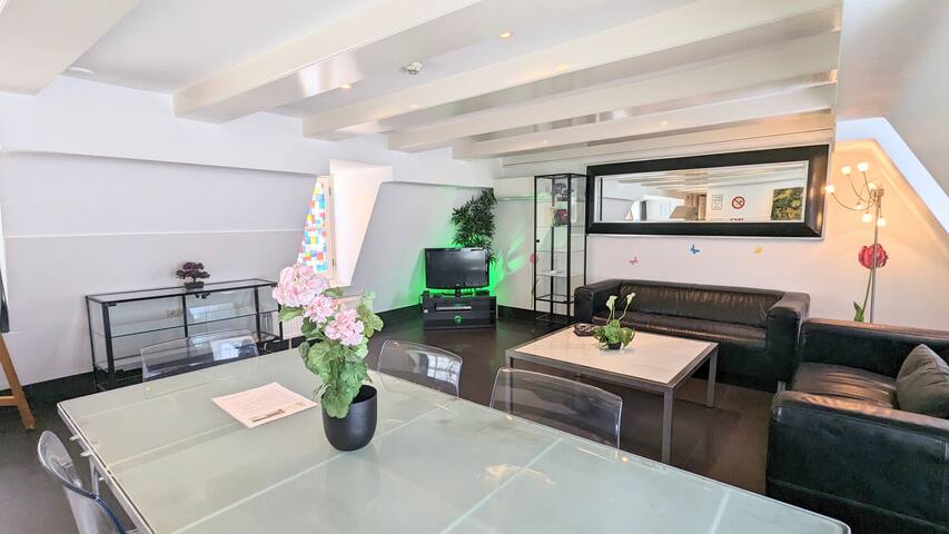 AmsterdamFriends with balcony gallery image 2