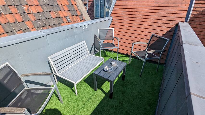 AmsterdamFriends with balcony gallery image 4