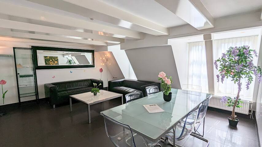 AmsterdamFriends with balcony gallery image 5