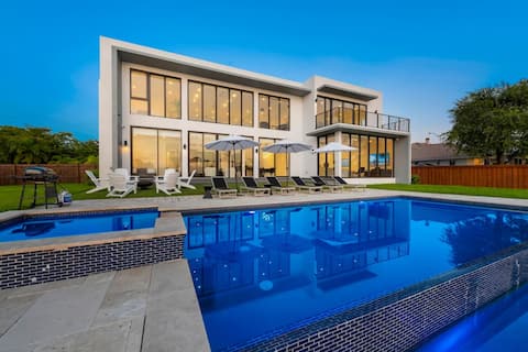 Modern Lakefront Villa w/ Pool, Jacuzzi and Gym