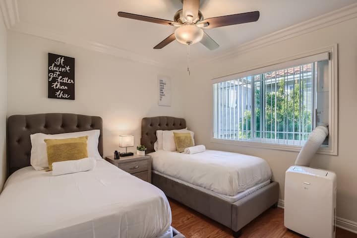 Opustite se u našoj spavaćoj sobi s bračnim krevetom i vrhunskom posteljinom i dekorom, prijenosnim klima-uređajem na prozorima,  HDTV-om s mrežom za streaming i kabelskim programima s Youtube TV-a, USB stanicom za punjenje, velikim ormarom i još mnogo toga!