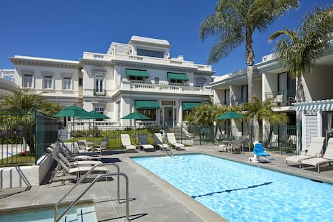 Across from Coronado Beach! 4 Classy Units, Pool