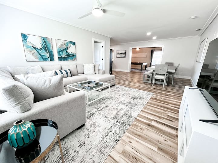 Modern Pool Home W/ Hot Tub And Pool Table! - Tampa, FL