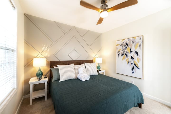 [Dhoma e gjumit 1] Çlodhu në luks me krevatin tonë mbretëror, në qendër të pushimit tënd të rehatshëm. Përjeto rehatinë më të mirë dhe netët çlodhëse, duke u siguruar që të zgjohesh i rifreskuar dhe gati për të shijuar çdo ditë të qëndrimit tënd. #beachbliss