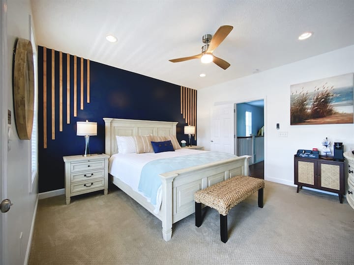 [#MasterBedroom] Tërhiqu në dhomën tonë kryesore të gjumit me një krevat luksoz të madhësisë king dhe një banjë ngjitur me një vaskë xhakuzi relaksuese. Përjeto rehati dhe kënaqësi maksimale gjatë qëndrimit tënd