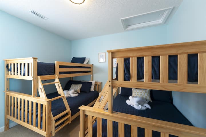 [Dhoma e gjumit 4] Dhoma e fjetjes ka dy krevate dopio dhe dy krevate tek - kapacitet i mjaftueshëm për të fjetur për gjashtë persona!