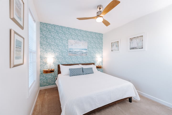 [#Dhoma e gjumit] Të gjitha dhomat e gjumit janë me dritë të ndritshme, me shumë dritë natyrale që hyn përmes dritareve! Kjo dhomë gjumi në anën perëndimore të katit të sipërm ka dritë të bukur të ngrohtë që rrjedh gjatë orës së muzgut PM, për të mbyllur mrekullinë tënde