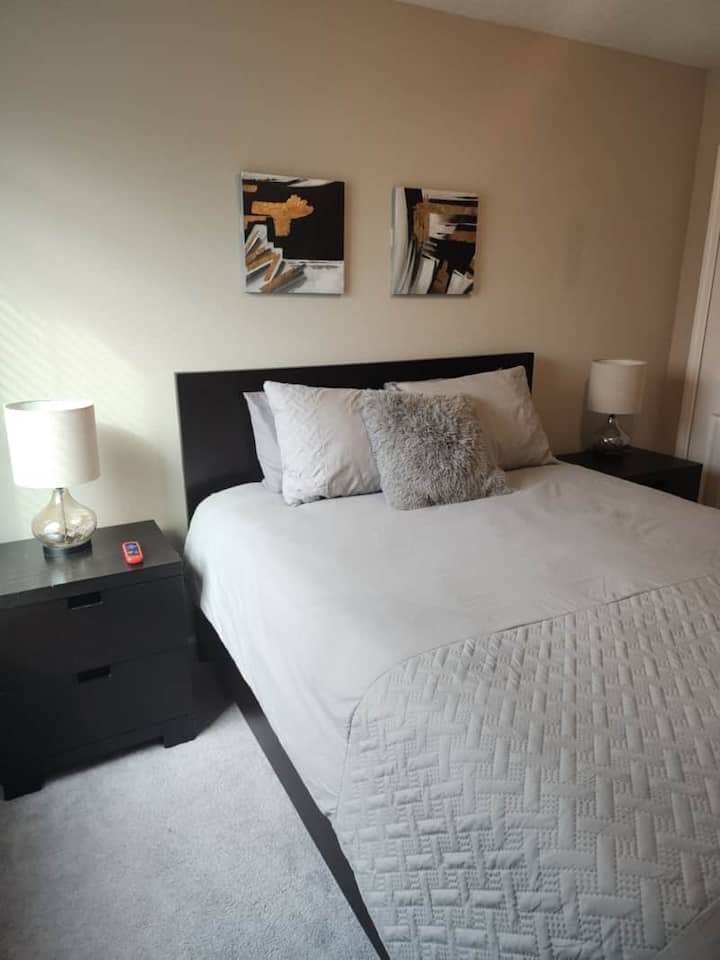 Cozy secondary queen bedroom, with smart tv, perfect for couples to relax and recharge