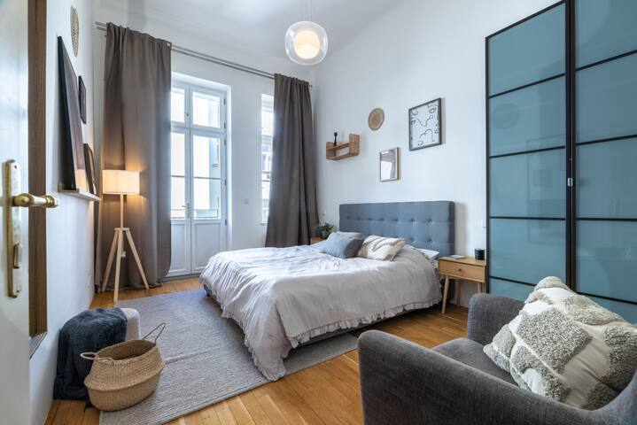 Contemporary 3 bedroom flat near Prague Castle gallery image 2