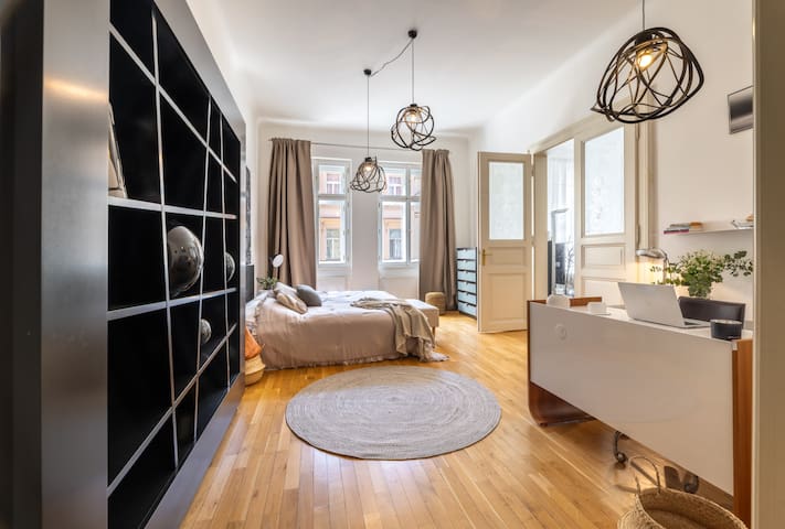 Contemporary 3 bedroom flat near Prague Castle