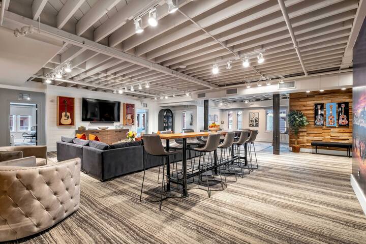 Skyline Suite Penthouse Rooftop 6BR by Maddox Hote gallery image 4