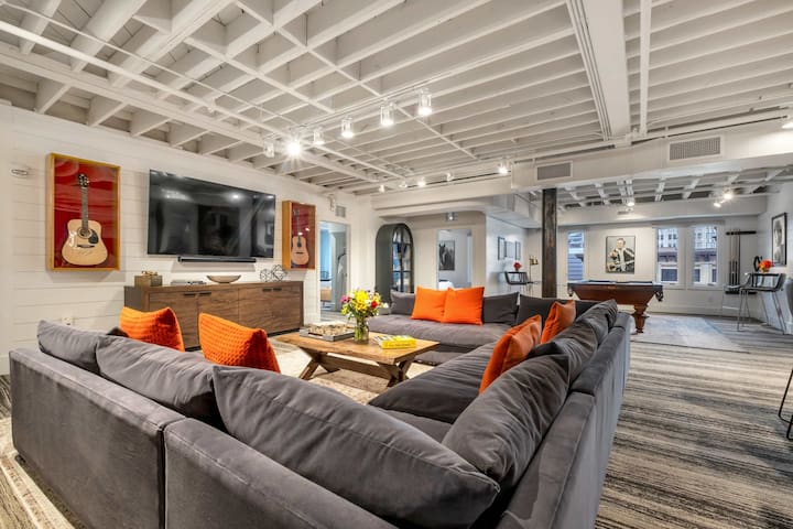 Skyline Suite Penthouse Rooftop 6BR by Maddox Hote